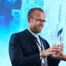 Kolínský místostarosta přebírá cenu za Chytrou klíčenku. Co vlastně umí?