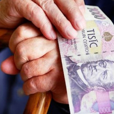 Ke konci března 2018 činil průměrný starobní důchod v ČR 12 347 korun