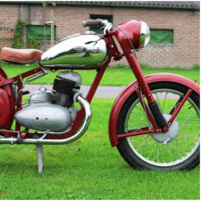 V těchto dnech můžete zavítat na Dobříš na výstavu historických motorek