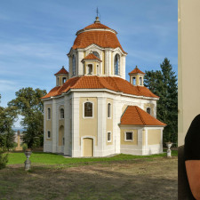 Krásný zámek dříve obýval K. H. Frank