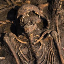 Na přilehlém hřbitově je obrovské archeologické naleziště