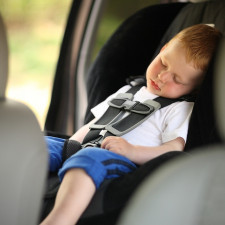 Alespoň dítě odpoutejte a otevřete mu okno