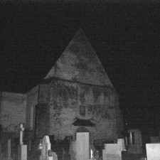 Najdou se odvážní, kteří hřbitov navštíví i v noci