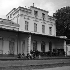 Levé křídlo patří restauračnímu zařízení