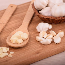 Z česneku si můžete připravit léčivé tonikum, poradíme, jak na to
