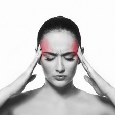 Migréna se vyskytuje obvykle v jedné polovině hlavy a projevuje se jako pulzující, tahavá nebo také bodavá bolest