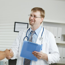 Například místo jednorázového příspěvku na pořízení ordinace by praktici spíš uvítali dlouhodobou podporu ve formě trvalé finanční bonifikace zdravotních pojišťoven za neatraktivitu venkova