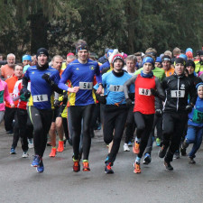 Novoroční běh okolo Konopišťského rybníka měl hromadný start všech 180 závodníků