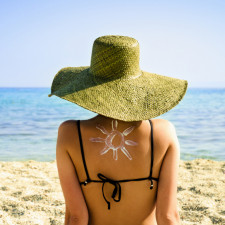 Opalování je oblíbenou činností většiny lidí během letních měsíců