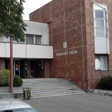 Obecní dům potřebuje rekonstrukce každý rok, sice je to mladá stavba, ovšem zvenku působí poměrně staře. Fotky interiéru najdete v naší fotogalerii