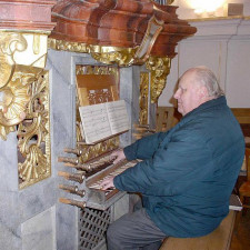 Na varhanech, kde složil Jakub Jan Ryba Českou mši vánoční, stále na Štědrý večer slavná mše zní. Roky za varhany usedá Hubert Hoyer
