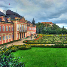 Dobříš se nachází v okrese Příbram a má přibližně 9 000 obyvatel