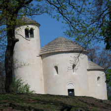 Kopec Říp s rotundou je chráněn jako národní kulturní památka