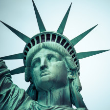 Design sochy evokuje ikonografii patrnou v dávné historii, včetně egyptské bohyně Isis, stejnojmenného starořeckého božstva, římské Hekaté a křesťanské ikonografie Panny Marie