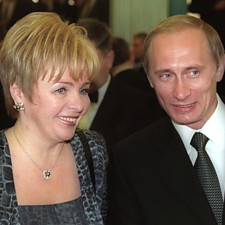 Ljudmila Putinová se s přibývajícími roky manželství objevovala po manželově boku stále méně...