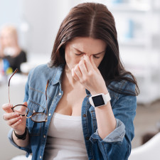 Pozor bychom si měli dávat zejména na bolest hlavy, která je častější nebo závažnější