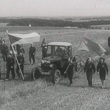 Sebrat sedlákům pole, rozorat meze a bude v zemi dobře, taková byla tehdejší idea. Jaká byla ale realita?