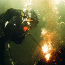 Práce je to nebezpečná a v prostředí, kde často není nic vidět