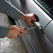 Muži ukradli svému zaměstnavateli přes 400 keramických náplní do katalyzátorů