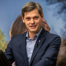 V červnu roku 1989 se rodina Marka Hilšera rozhodla emigrovat do Španělska, usadila se v Madridu. Rok po sametové revoluci se vrátila zpět do Československa