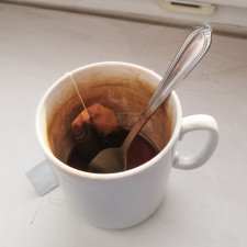 Zašlé hrnky můžete vyčistit poměrně jednoduše, pomůže vám s tím jedlá soda i ocet