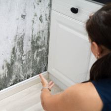 S odstraněním plísně ze stěny vám pomůže mimo jiné i bílý ocet