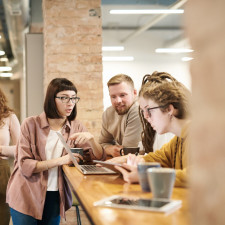 Pracoviště typu open space jsou vyhledávané především mladými kreativními lidmi