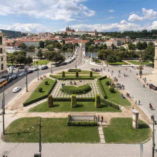 Uprostřed náměstí Jana Palacha dominuje výjezd z podzemních garáží
