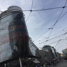 Jean Nouvel vytvořil nejvýraznější architektonický prvek celého náměstí