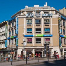 V místě obchodního domu kdysi stávaly budovy zájezdního hostince a pivovaru. Byly pojmenovány podle jedněch z dřívějších majitelů „U Podušků“