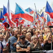 Na demonstracích dezinformátoři "bojují" za svobodu slova