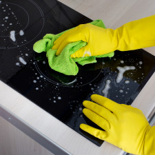 S úklidem plotýnek vám pomůže mimo jiné i obyčejná jarová voda nebo ocet