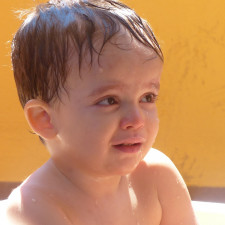 Nejprve na dítěti není nic znát, během druhého roku se však začne projevovat druhé specifikum onemocnění v podobě zpomaleného mentálního rozvoje