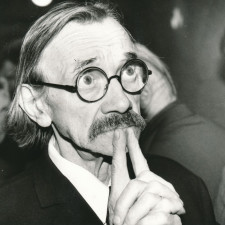 Josef Kemr poprvé vystupoval v jedenácti letech jako komparsista v představení Polská krev v Divadle na Vinohradech