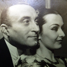 V té době ženatý Oldřich Nový během natáčení Kristiana sváděl herečku Adinu Mandlovou a ještě se vysmíval jejímu příteli