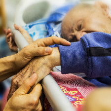 Odchod ze života je vždy smutný. Někteří lidé si přejí o své poslední hodině rozhodnout sami