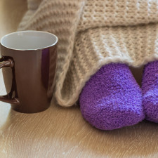 Studené nohy a ruce mohou být mimo jiné i příznakem hypotyreózy