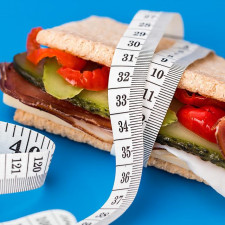 Každý kousek jídla pro anorektiky znamená hrozbu. Jejich mozek zkrátka funguje jinak a ohrožuje tím jejich vlastní život...