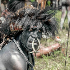 Mezi tyto lidi se Michael Rockefeller vydal pro domorodé umění. Za svůj zájem zaplatil životem