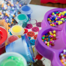 Dívka vydělává miliony měsíčně prodejem hraček