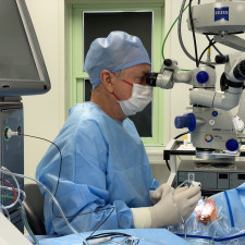 MUDr. Ivan Fišer, Ph.D, který je předním českým odborníkem na léčbu sítnice a sklivce