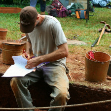 Kromě děr po kůlech našli archeologové také takzvané sídlištní jámy a jednu jámu zásobní