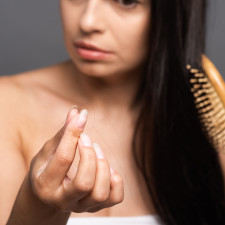 Nadměrnému vypadávání vlasů v zimě předejdete mimo jiné i s pomocí vlažných sprch