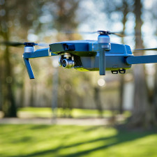 Ve francouzských městech jsou lidé pod dohledem dronů