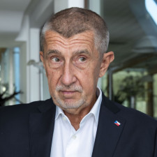 Andrej Babiš je schopný postavit kampaň i na odznáčku na klopě