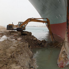 Suez je 193 km dlouhý průplav v Egyptě spojující Středozemní a Rudé moře