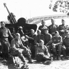 Nejslavnější fotka osvoboditelů města před mostem T. G. Masaryka. Jak to vlastně bylo s koncem války v Kralupech?