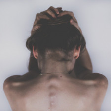 Bechtěrevova choroba se zprvu projevuje únavou, zvýšenou teplotou nebo nočním pocením