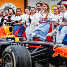 Půvabná biatlonistka Markéta Davidová v moravském kroji