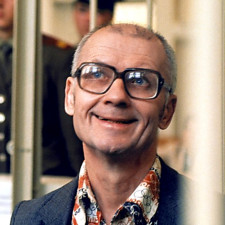 Po celou dobu soudního procesu byl Andrej Čikatilo držen v kleci. I přesto docházelo k excesům...